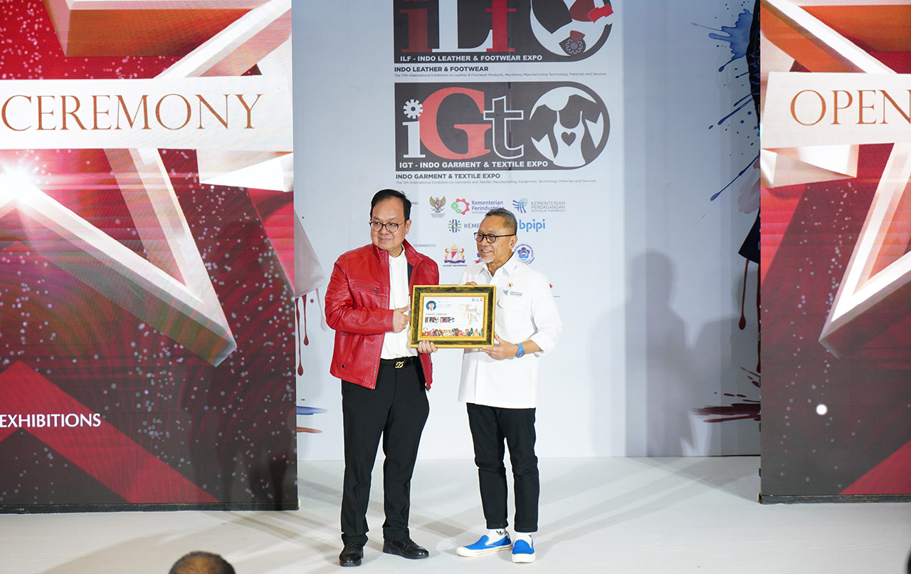Menteri Koordinator Bidang Pangan RI Zulkifli Hasan resmi membuka Indo Leather & Footwear (ILF) Expo 2025 di Jakarta, ajang internasional yang mempertemukan pelaku industri kulit, alas kaki, dan tekstil dari 11 negara.