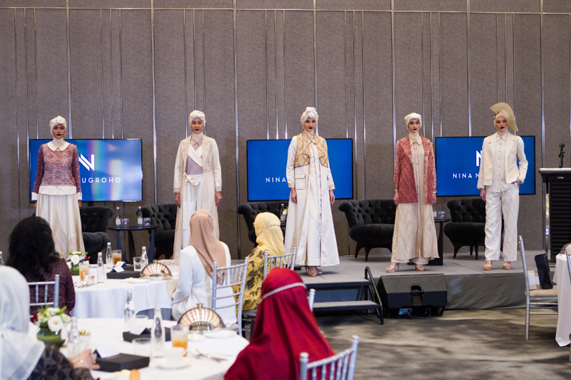 Fashion show dalam rangkaian acara Professional Women's Week 2021
